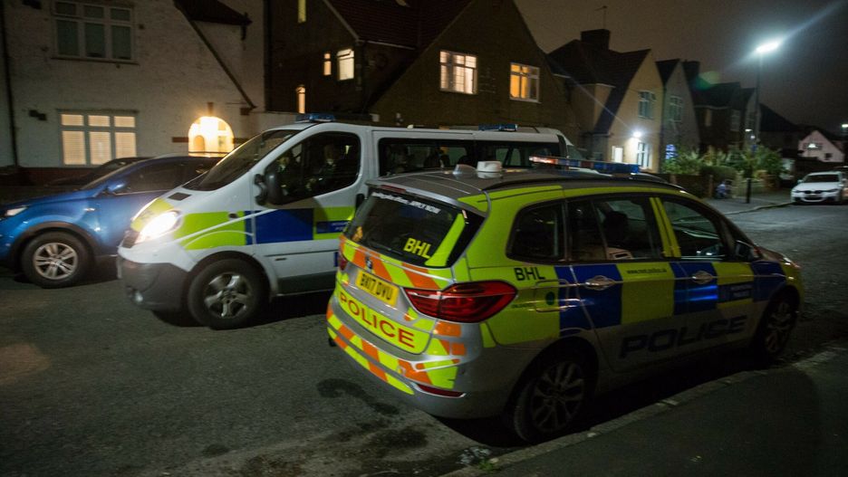 Polak zamordowany w Londynie15.12.2021 Londyn, Wielka Brytania. Policja przed domem w zachodnim Londynie w ktorym 13 grudnia 2021 zamordowany zostal Jacek Staszczyk. Mezczyzna zginal na miejscu od ran zadanych nozem.  fot. Marcin Nowak/REPORTERMarcin Nowak/REPORTER