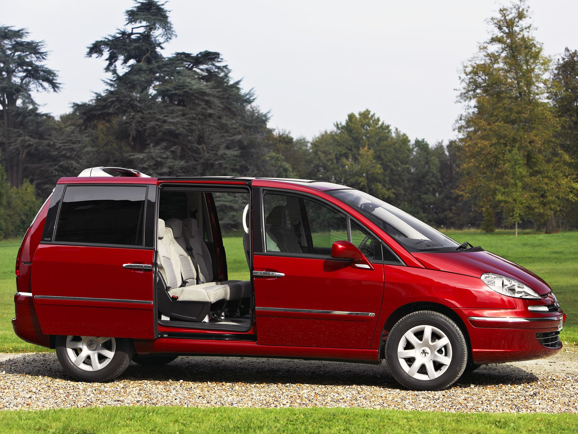 Citroen C8 / Peugeot 807 - jedyny w naszym zestawieniu model z takim dostępem do wnętrza. Ma też wiele innych zalet.