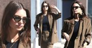 Znudzona Emily Ratajkowski spaceruje w workowatym garniturze