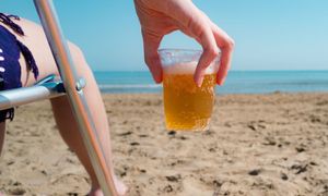 Ukryty alkoholizm objawia się tak. Prosty test daje do myślenia