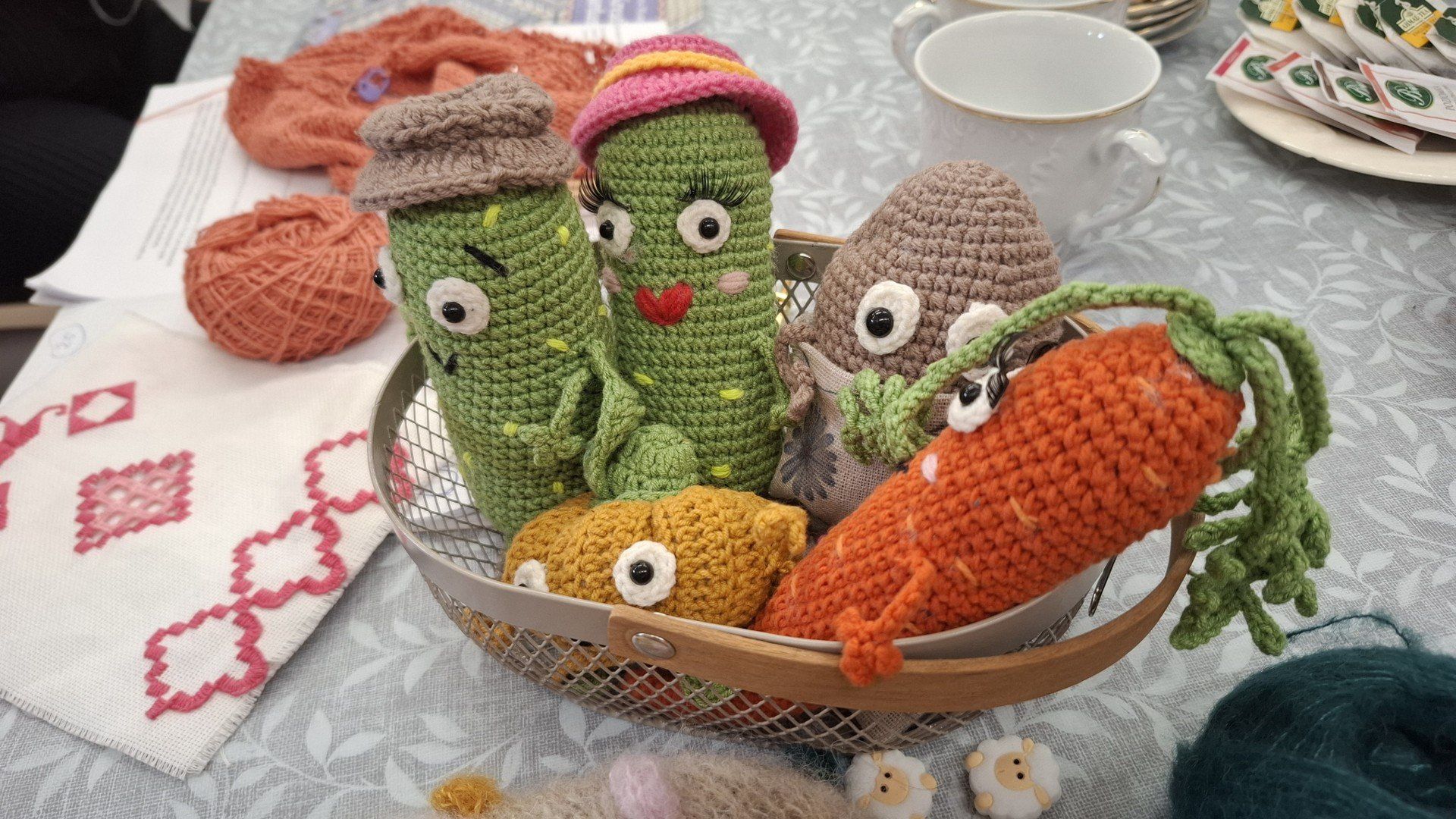 W WiMBP w Rzeszowie Filii nr 3, przy ul. Krzyżanowskiego 6 raz w miesiącu spotykają się miłośnicy robótek ręcznych na spotkaniu pod nazwą &#34;Dziergaj z nami&#34;.