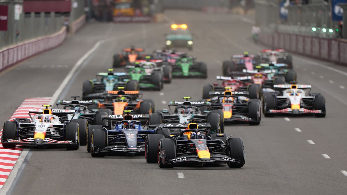 Red Bull Racing driver Max Verstappen of Netherlands (C) leads the pack into turn 1 during the start of the 2025 Formula 1 Azerbaijan Grand Prix held at the Baku City Circuit in Baku, Azerbaijan, 21 September 2025. EPA/ALI HAIDER Dostawca: PAP/EPA.