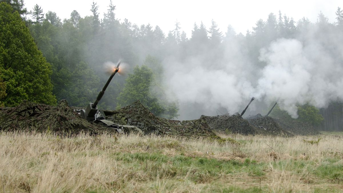 Zamaskowane AS-90 prowadzące ostrzał na ćwiczeniach NATO w Czechach. 