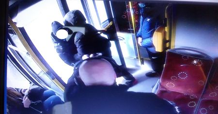 Gapowicz zaatakował kontrolerkę w autobusie