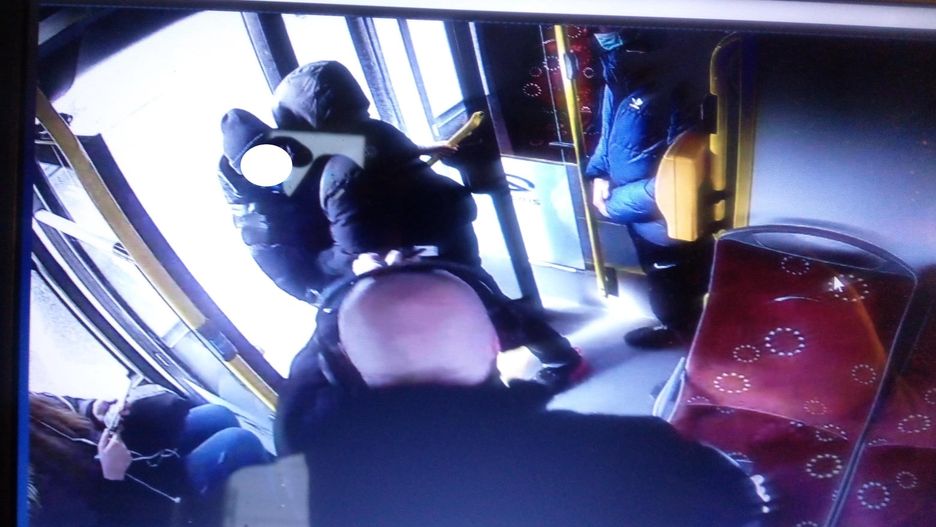Gapowicz zaatakował kontrolerkę w autobusie