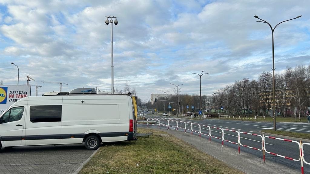 Nieoznakowana furgonetka policji z kamerami na dachu