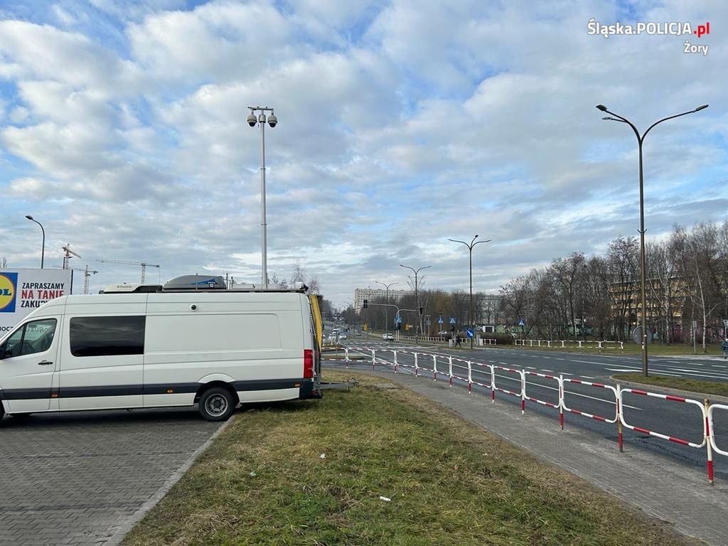 Nieoznakowana furgonetka policji z kamerami na dachu