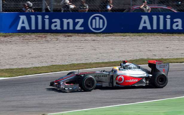 Lewis Hamilton w swoim bolidzie (Fot. Wikimedia Commons)