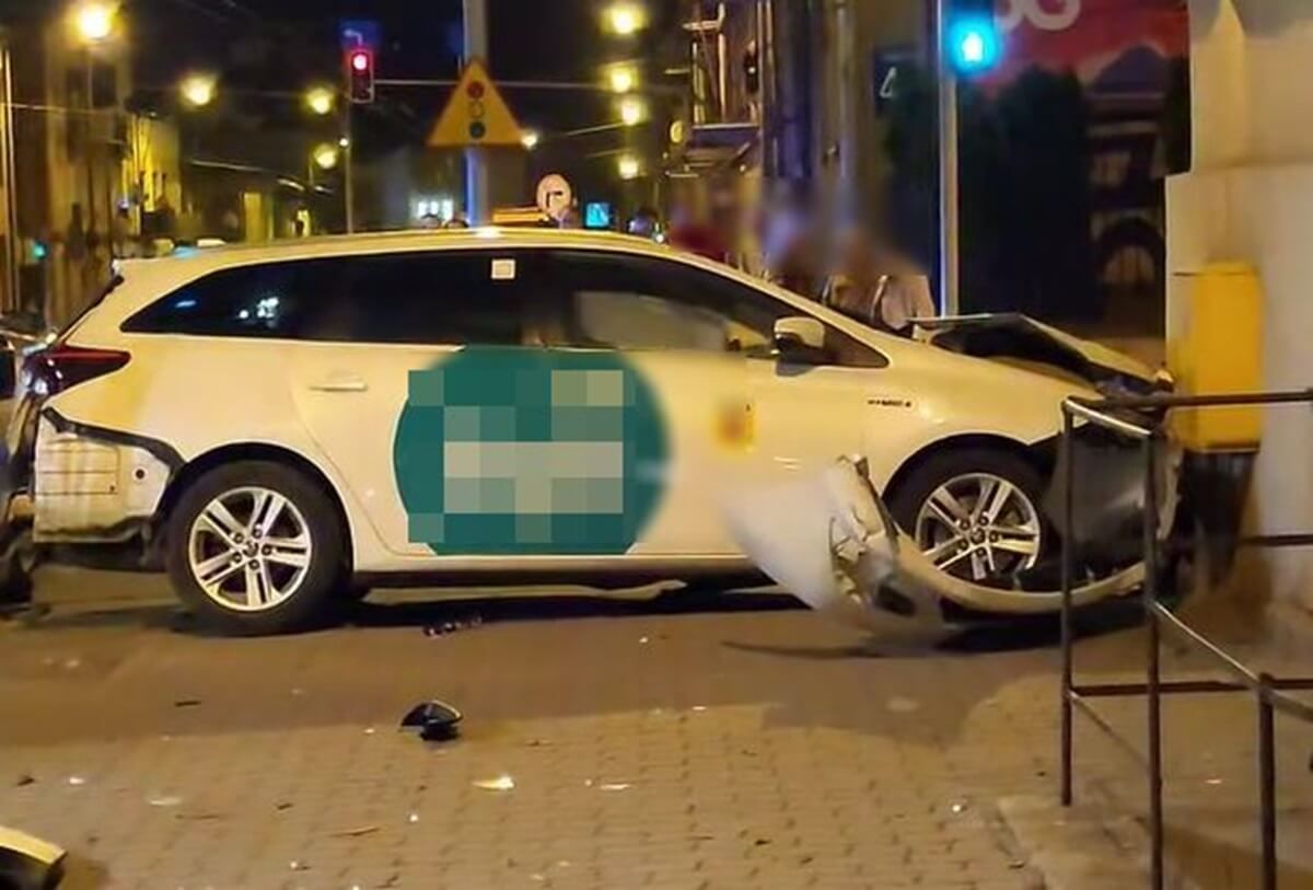Bolt po zderzeniu z karetką wjechał w budynek