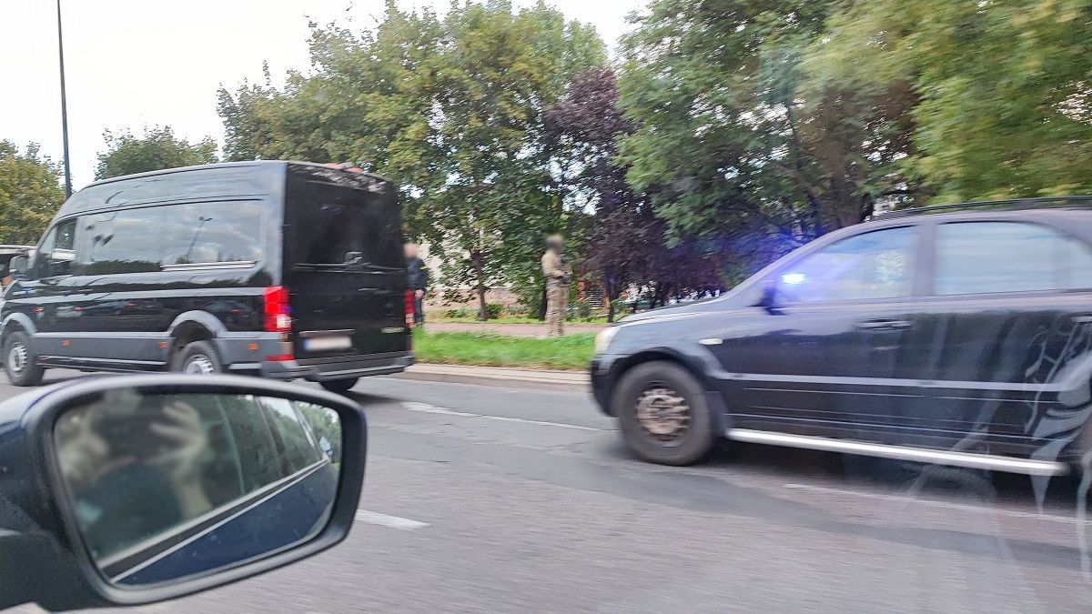 Poranne zatrzymanie przez policyjnych kontrterrorystów na al. Andersa