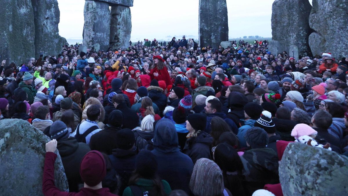 Tłumy zgromadziły się jeszcze przed świtem w Stonehenge