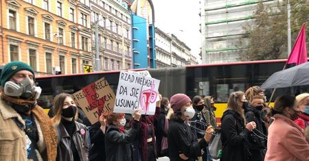 Wrocław. Strajk Kobiet. "Rząd nie ciąża, da się usunąć". Policja szarpała Biedronia