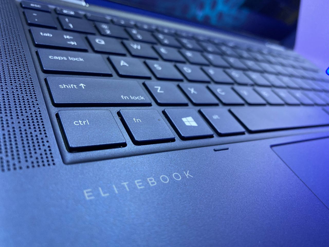 HP Elite Dragonfly. Polska premiera laptopa, który potrafi "zniknąć" ekran