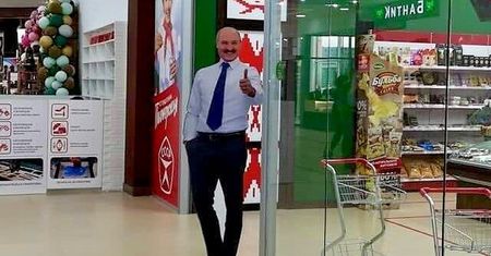 Tego jeszcze nie było. Kartonowy Łukaszenka zachęca do zakupów