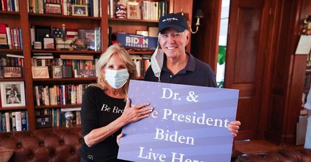 Biden też ma swoją czapkę. Wbił szpilę Trumpowi