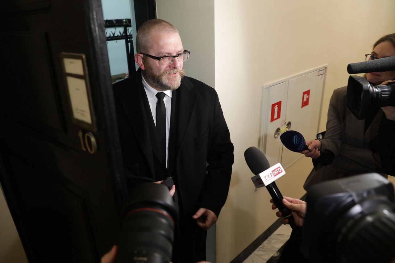 Prokurator czeka na Brauna. Poseł ma usłyszeć aż siedem zarzutów