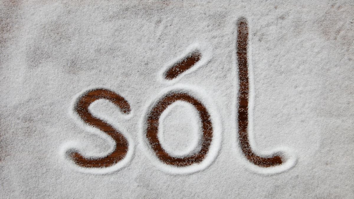 Sól warzona to oczyszczona sól kamienna.