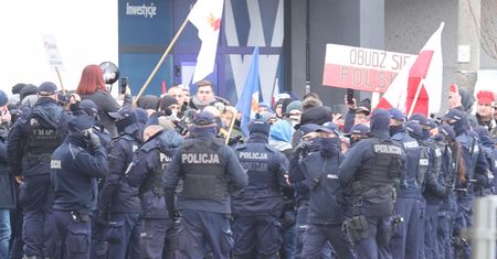 Warszawa. Protest antycovidowców. Interweniuje policja
