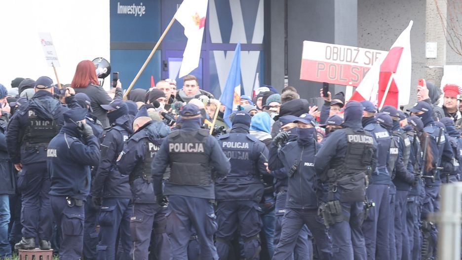 Warszawa. Podczas marszu antyszczepionkowcow interweniowała policja