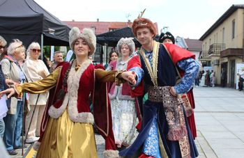 Majowe Dni Krzeszowic. Polonez na Rynku i pary w epokowych strojach