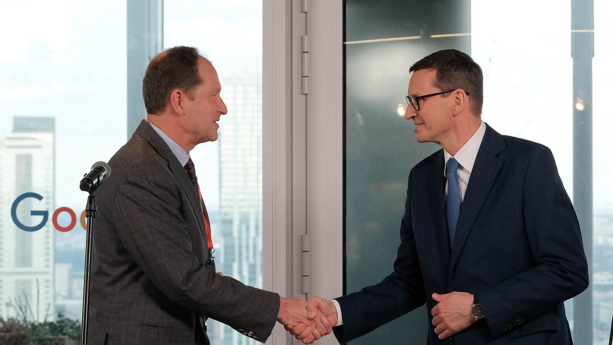 Na zdjęciu ambasador USA Mark Brzeiznski i premier Polski Mateusz Morawiecki podający sobie ręce