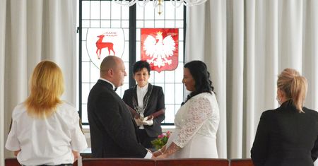 Koronawirus. Ślub nie mógłby się odbyć. Pomogła strażniczka miejska