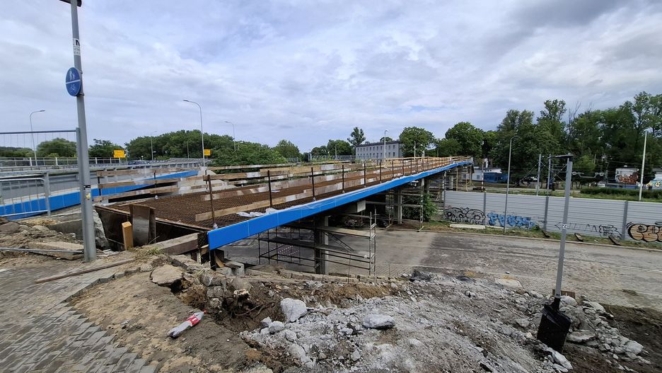 W Częstochowie dokańczają inwestycję DK91. Trwa budowa kładki nad torami