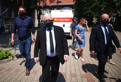Wieszaki na płocie Jarosława Kaczyńskiego. Policjanci ponieśli konsekwencje