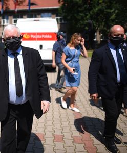 Wieszaki na płocie Jarosława Kaczyńskiego. Policjanci ponieśli konsekwencje