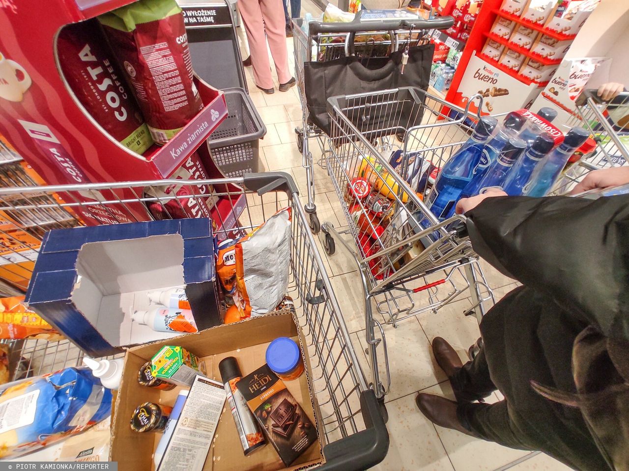 Biedronka, Lidl, Kaufland i Aldi pod lupą kontrolerów. UOKiK wytyka nieprawidłowości