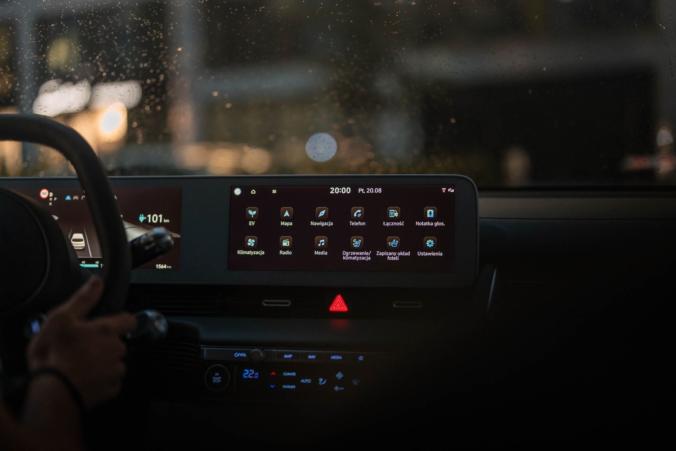 Podgrzewania foteli z przodu nie włącza się przyciskiem, trzeba znaleźć opcję gdzieś w menu systemu