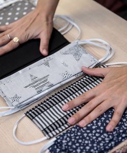 W parku czasem w maseczce, czasem bez. Łatwo się pogubić