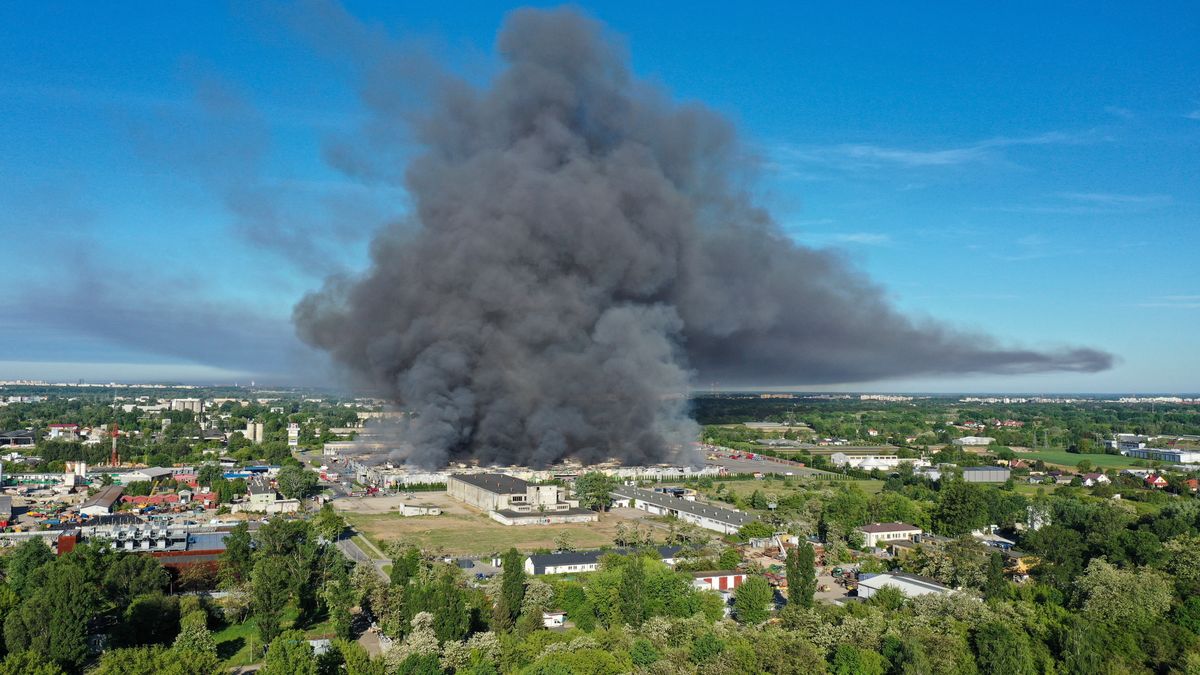 Warszawa, 12.05.2024. Pożar kompleksu handlowego przy ul. Marywilskiej 44 w Warszawie, 12 bm. Ogniem objęte jest ponad 80 proc. hali. Działania ratownicze prowadzi 50 zastępów, w tym SGRChem. (aldg) PAP/Leszek Szymański***Do tego materiału zdjęciowego dostępna jest również depesza w systemie CSI, pt.: Warszawa/ Straż pożarna: płonie kompleks handlowy Marywilska 44**