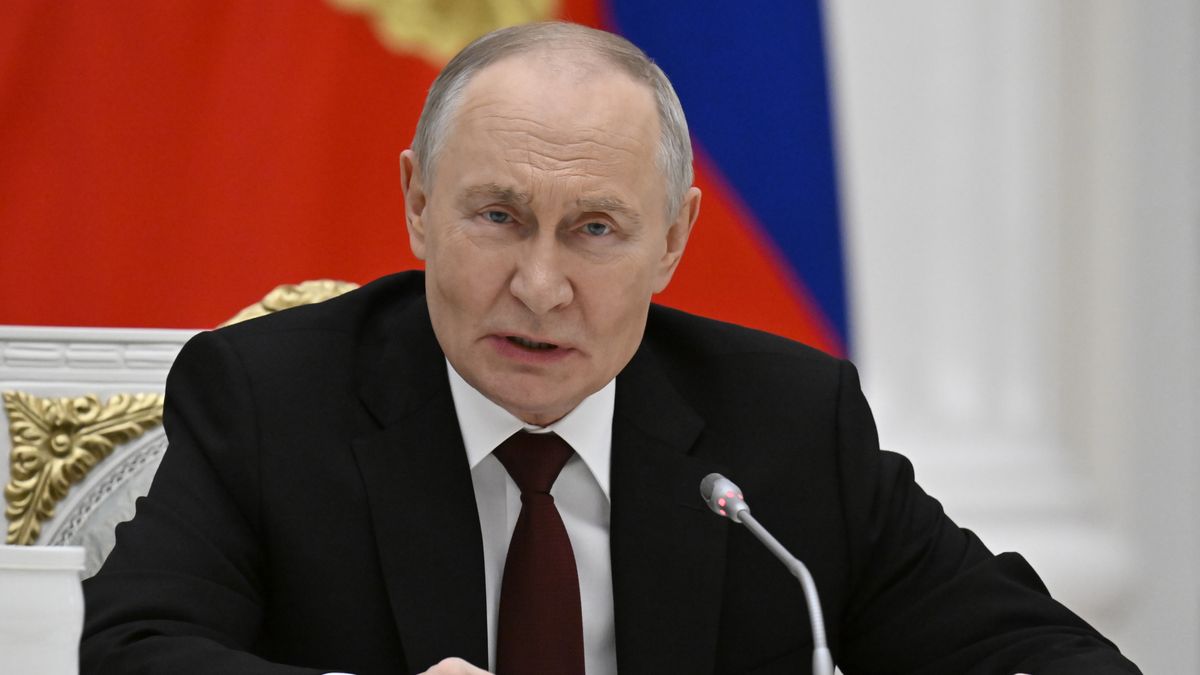 Russian President Vladimir Putin speaks during a meeting with participants of the Young Scientists Forum at the Kremlin in Moscow, Russia, 28 November 2025. EPA/ALEXANDER NEMENOV/AFP / POOL Dostawca: PAP/EPA.