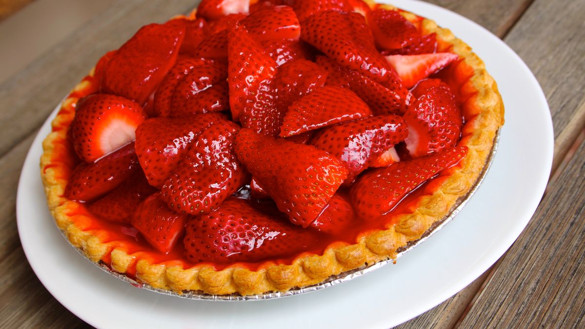 Pyszna tarta z truskawkami to wyśmienity letni deser.
