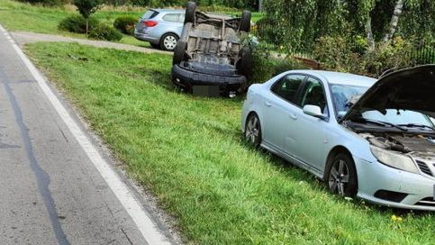 Groźnie wyglądająca kolizja na drodze wojewódzkiej nr 842. Jeden pojazd dachował (zdjęcia)