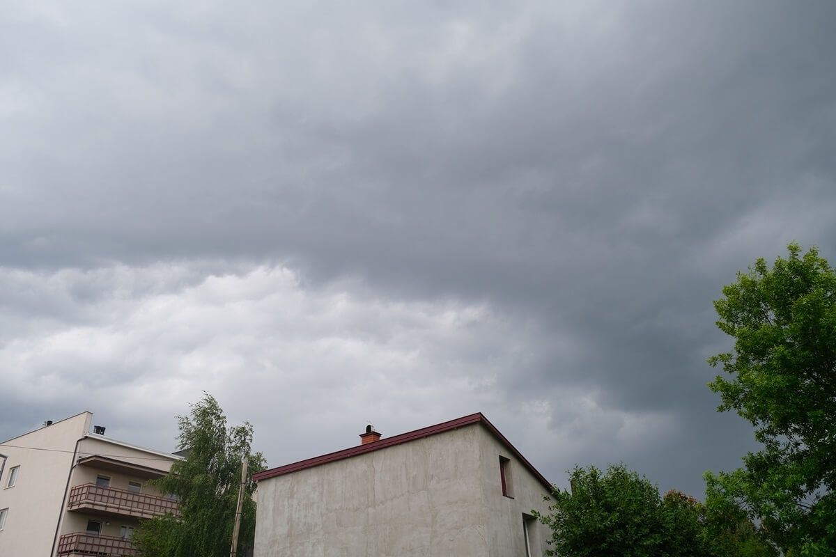 Ciemne chmury burzowe nad Lublinem