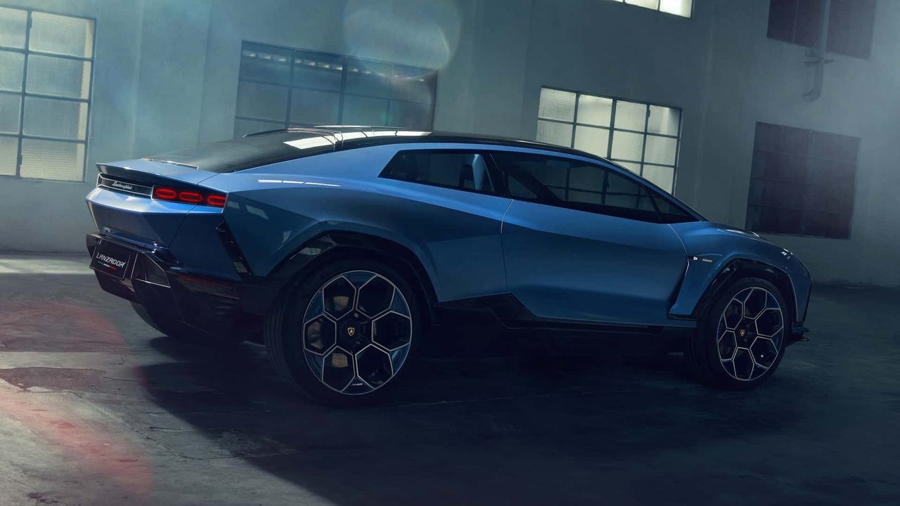 Na elektryczne superauta "jest jeszcze za wcześnie", uważa szef Lamborghini