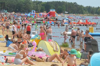 Tłumy w Sielpi. Znalezienie miejsca parkingowego graniczyło z cudem