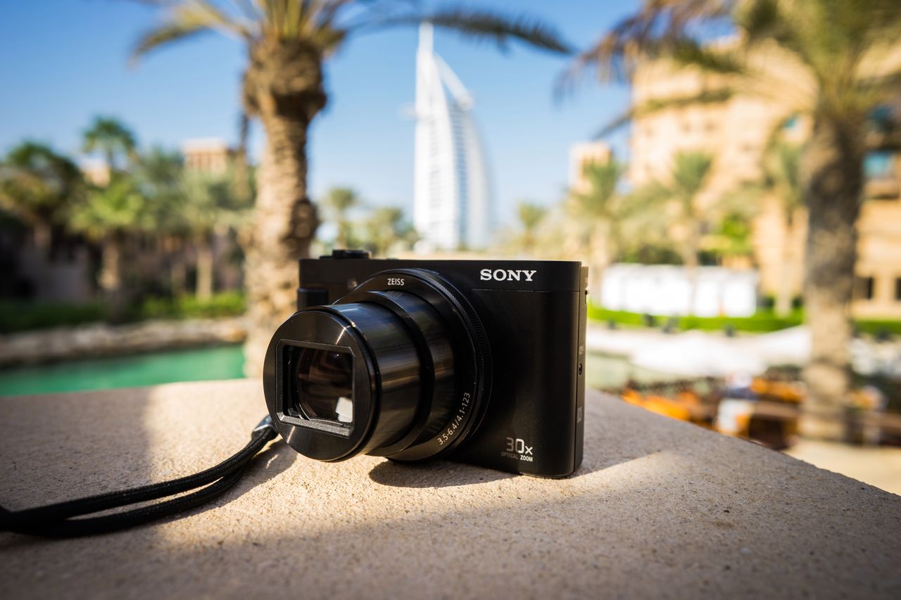 Sony HX90 towarzyszył mi podczas mojego kilkunastodniowego wyjazdu do Dubaju. Jego konstrukcja bardzo przypomina serię RX100 z 1-calową matrycą. Mimo bliźniaczego wyglądu, wnętrza aparatów są zupełnie różne i kierowane do różnych odbiorców.