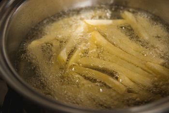 Wsyp to do oleju przed smażeniem. Frytki wyjdą idealnie chrupiące