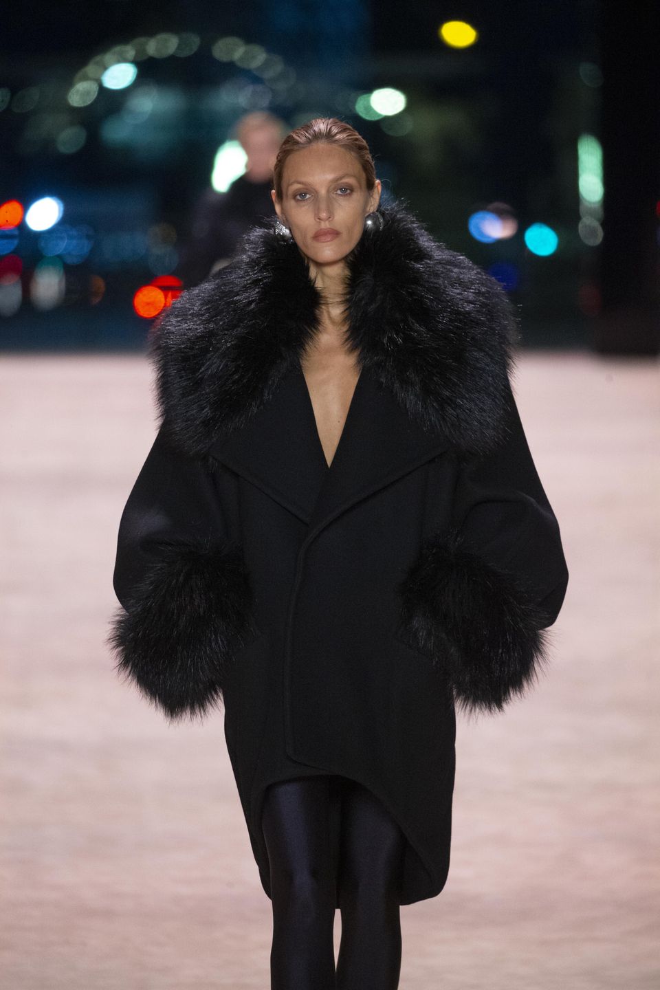 Anja Rubik na pokazie Saint Laurent 