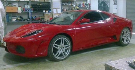 Toyota Celica zamieniona w Ferrari F430