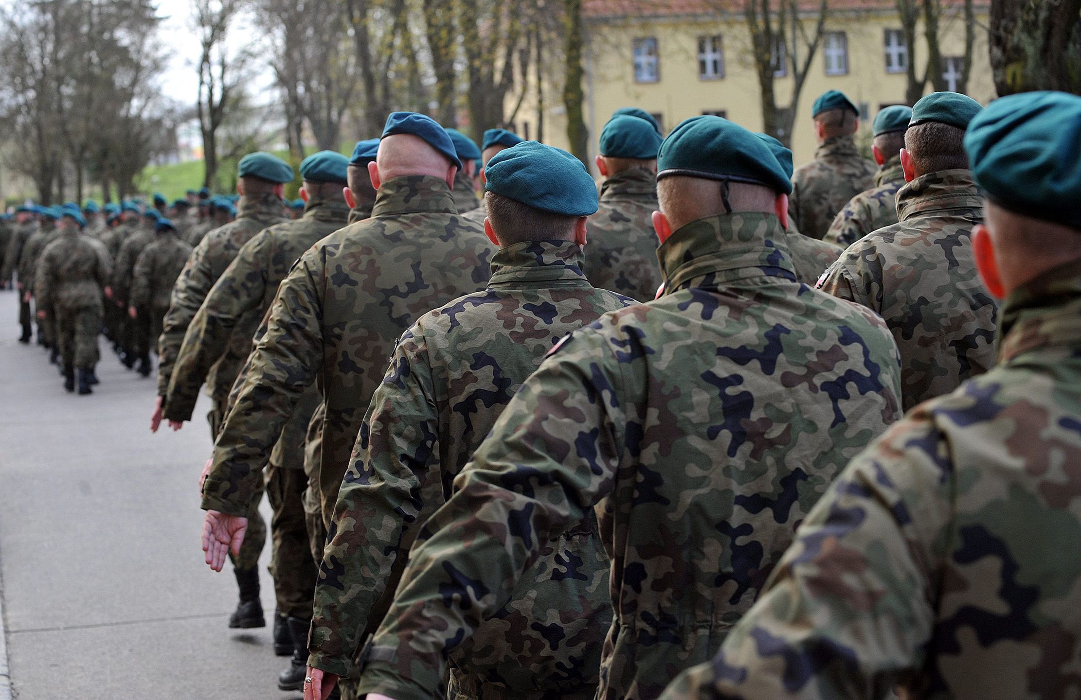 Żołnierz zbierał jednostkę w jednostce wojskowej. Zdjęcie ilustr