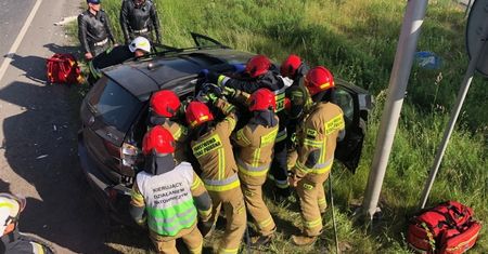 Ciężarówka zderzyła się z samochodem osobowym. W środku była 3-latka
