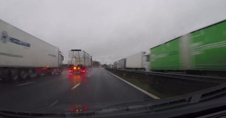 Koronawirus. Ciężarówki stoją na autostradzie w Wielkiej Brytanii