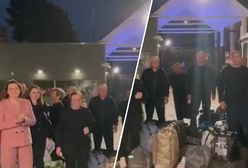 Łzy przed ambasadą. Uwolnieni z Białorusi dotarli do Wilna