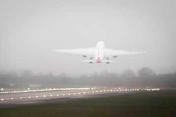 Lot British Airways do Paryża zawrócił po 2 godzinach. Powodem burze