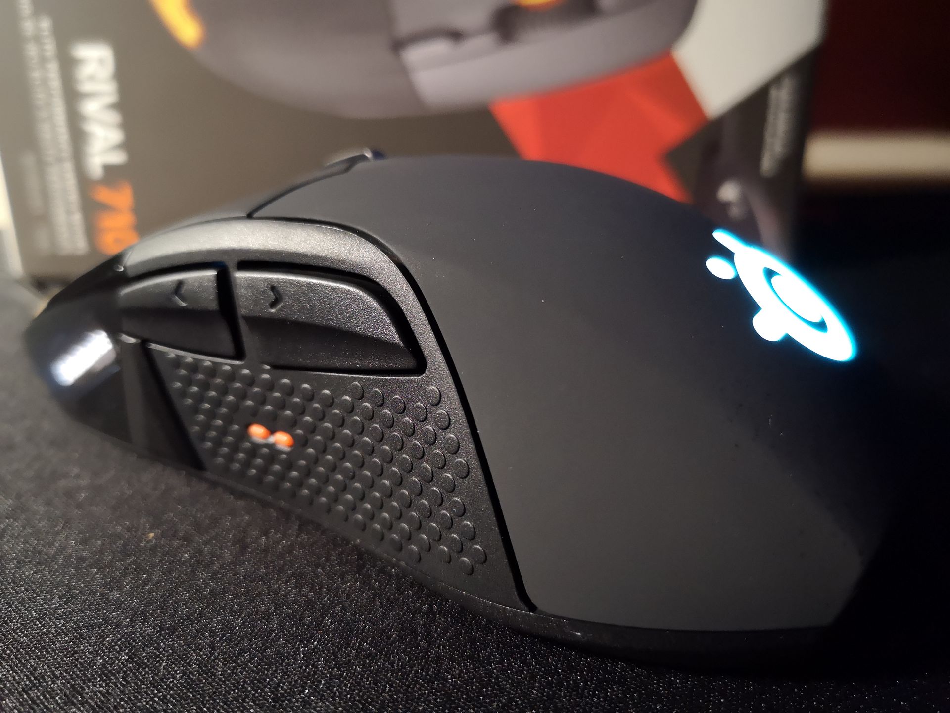 Rival 710 z boku: tutaj także kciuk obsługuje trzy dodatkowe przyciski.