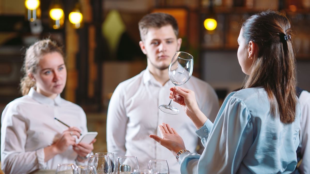 Branże zatrudniające więcej kobiet mocniej ucierpiały przez COVID-19.